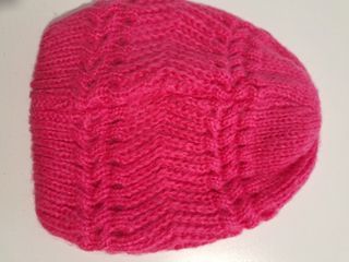 Gorro de lana rosa para niña con flor
