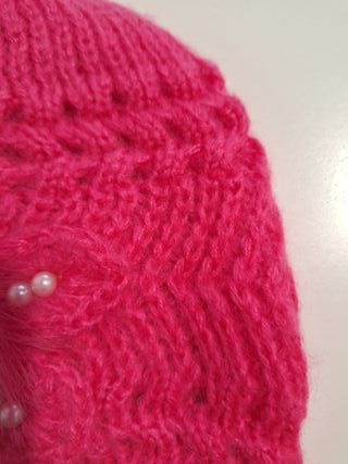 Gorro de lana rosa para niña con flor