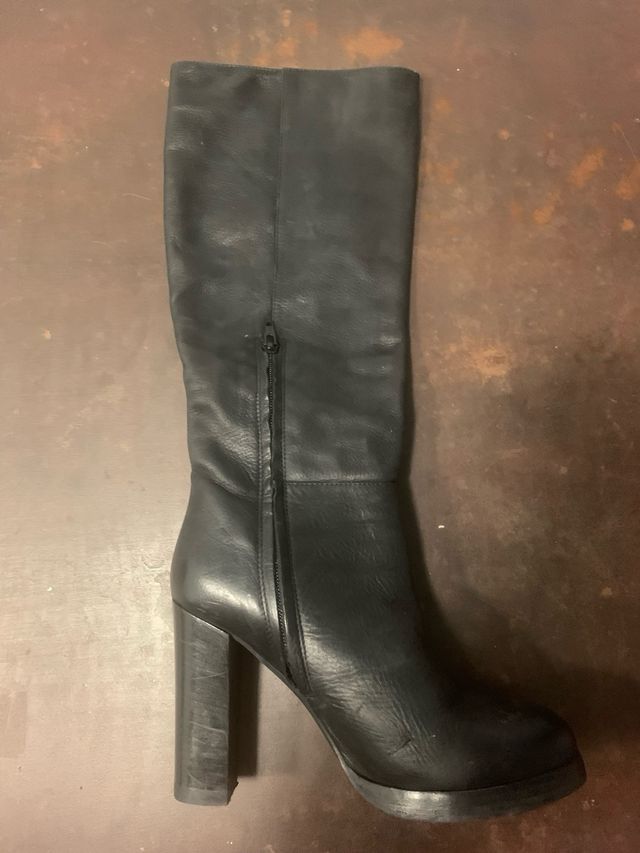 Botas altas de piel negras