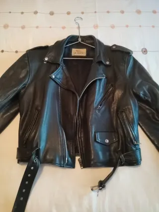 Cazadora de cuero negra