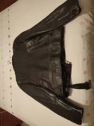 Cazadora de cuero negra
