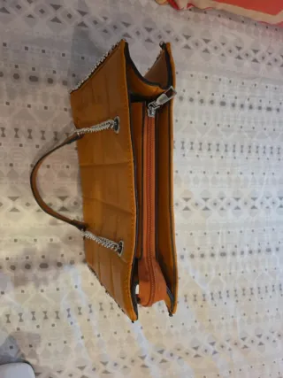Bolso mostaza acolchado