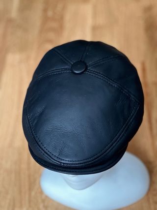 Boina de piel negra