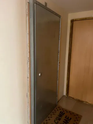 Puerta anti okupas metálica
