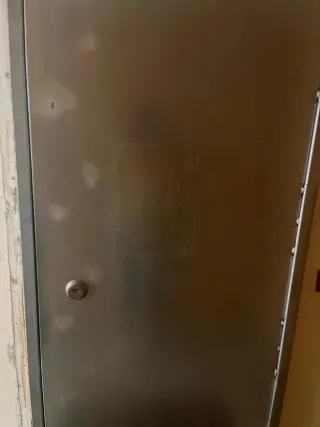 Puerta anti okupas metálica