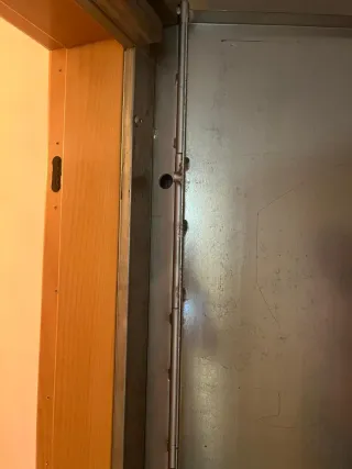 Puerta anti okupas metálica