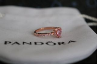 Anillo corazón rosa pandora