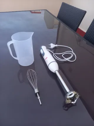 Batidora de mano + barilla + jarra medidora