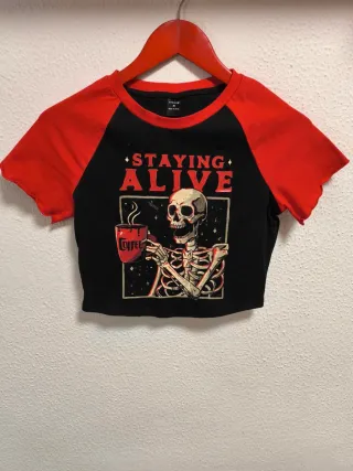 Camiseta Crop Staying Alive