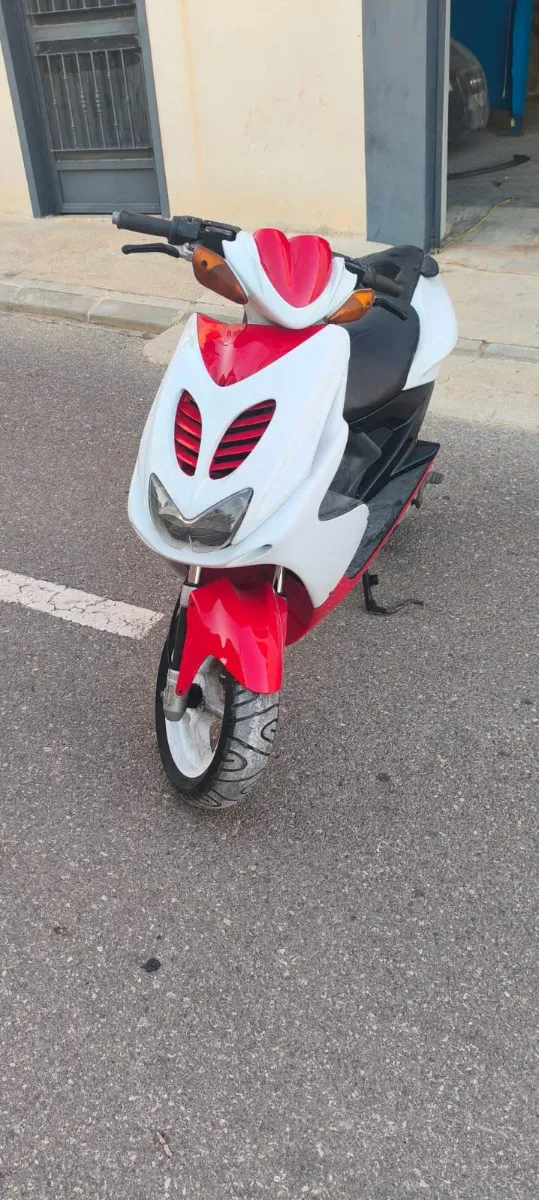 Yamaha Aerox Roja y Blanca