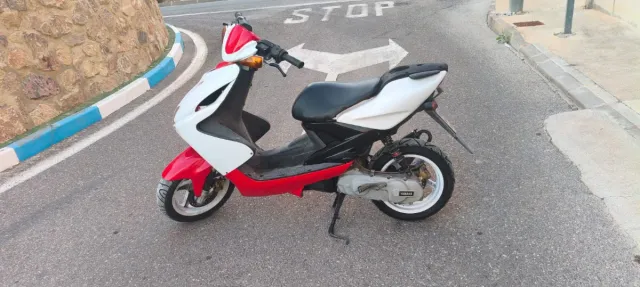 Yamaha Aerox Roja y Blanca