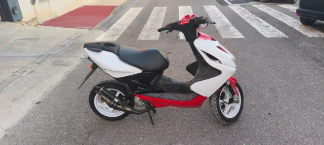 Yamaha Aerox Roja y Blanca