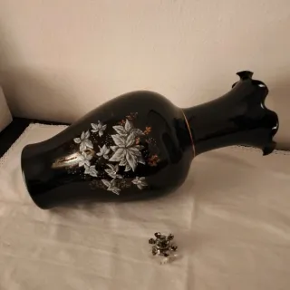 Vaso nero decorato con giostrina