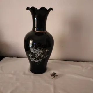 Vaso nero decorato con giostrina