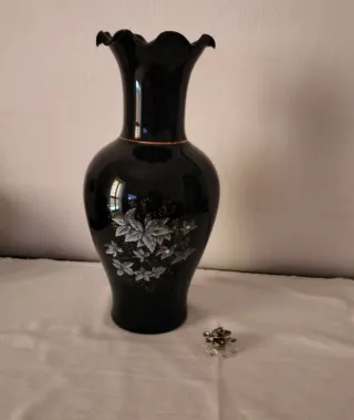 Vaso nero decorato con giostrina