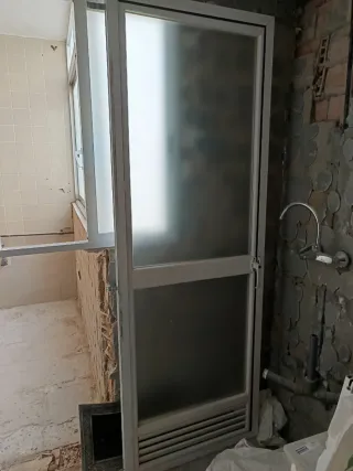 Puerta abatible aluminio y cristal