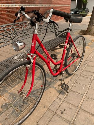 Bicicleta de paseo roja antigua