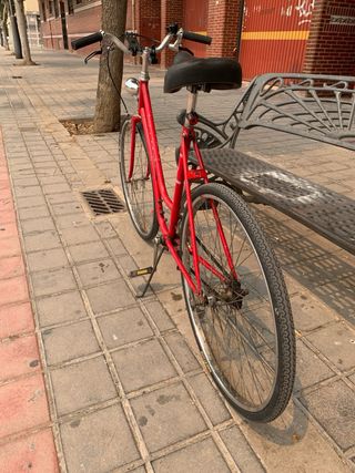 Bicicleta de paseo roja antigua