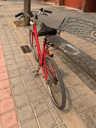 Bicicleta de paseo roja antigua