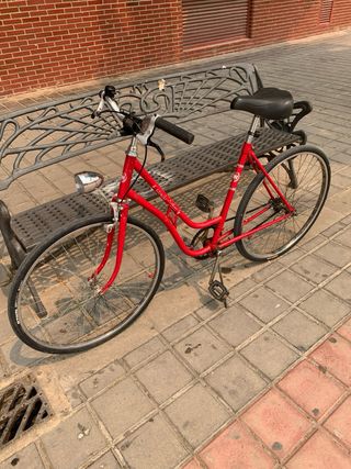 Bicicleta de paseo roja antigua