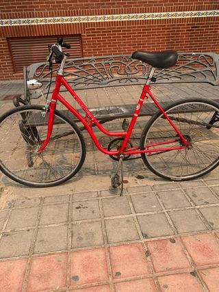 Bicicleta de paseo roja antigua