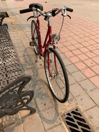 Bicicleta de paseo roja antigua