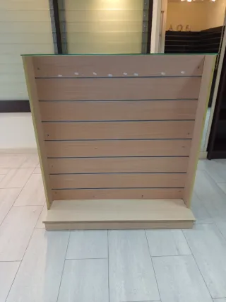 Expositor de pie madera doble + colgadores 