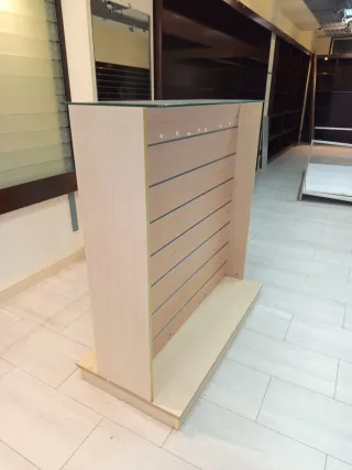 Expositor de pie madera doble + colgadores 