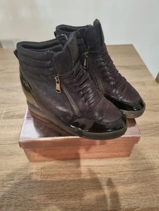 Botas de cuña negras