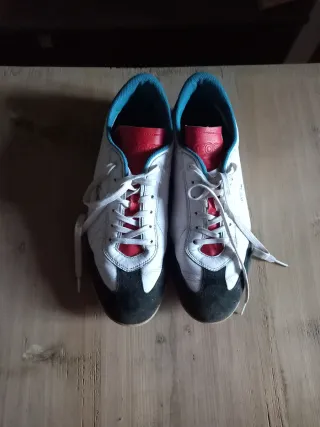 Deportivas blancas y negras