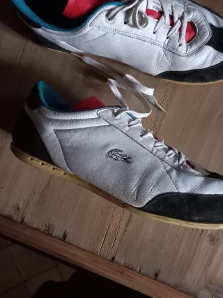 Deportivas blancas y negras