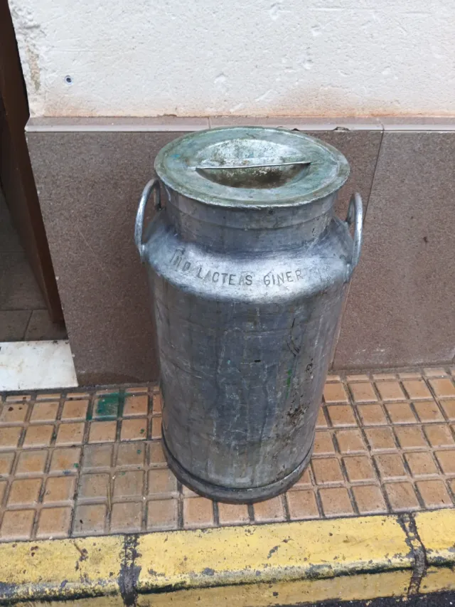 Lechera grande metálica