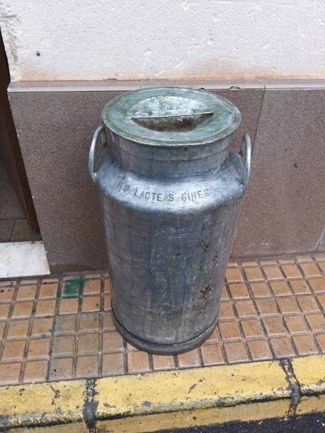 Lechera grande metálica