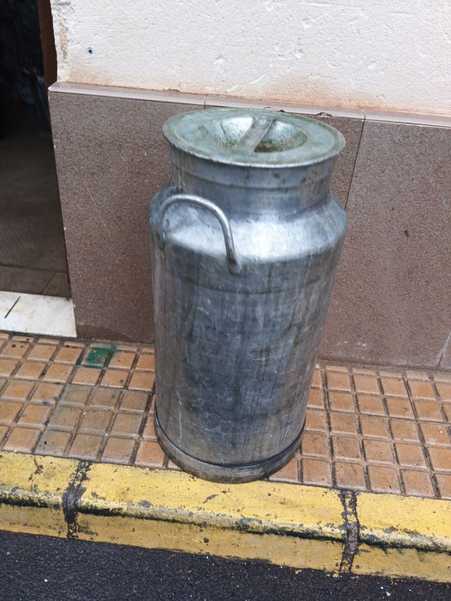 Lechera grande metálica