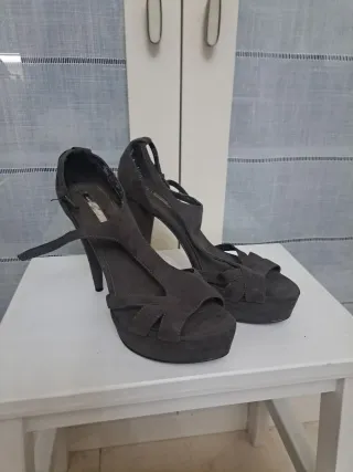 Zapatos de tacón grises