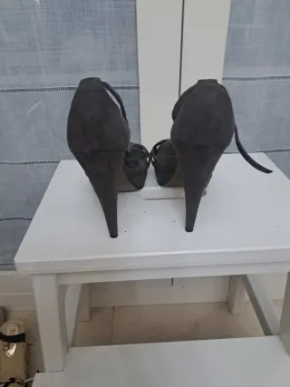 Zapatos de tacón grises