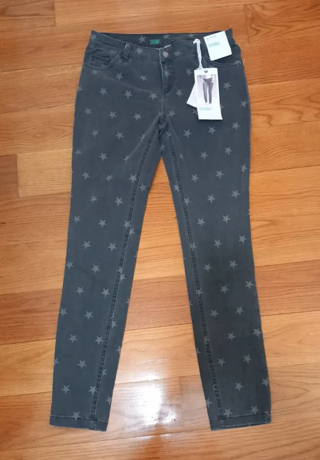 Pantalones skinny grises con estrellas