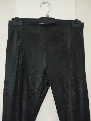 Pantalón efecto piel negro