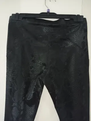 Pantalón efecto piel negro