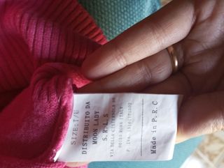 Maglia fucsia collo alto con bottoni