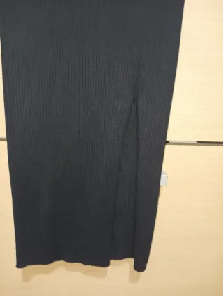 Falda midi negra acanalada