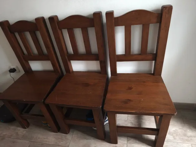 Juego de 4 sillas y mesa de 1'20 por 0'70 de mader