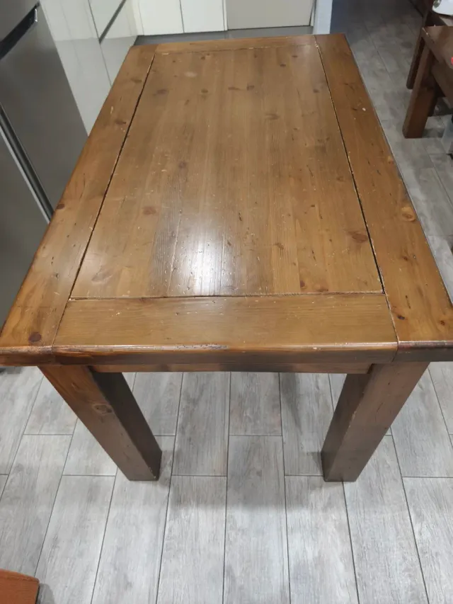 Juego de 4 sillas y mesa de 1'20 por 0'70 de mader