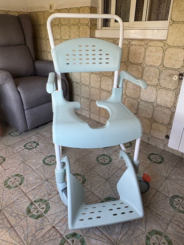 Sedia a rotelle per WC e doccia NUOVA DI ZECCA 