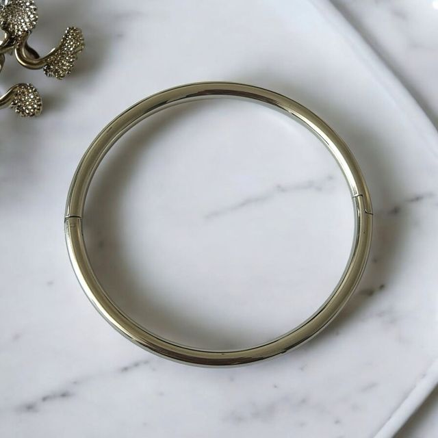 Pulsera dorada y plateada