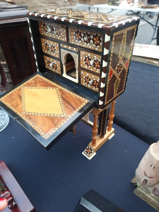 Bargueño in legno in miniatura