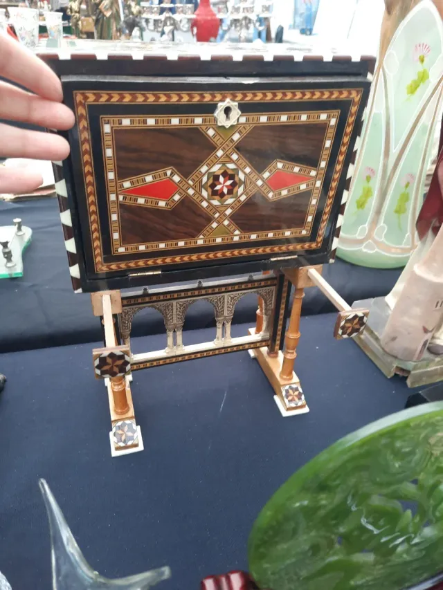 Bargueño in legno in miniatura