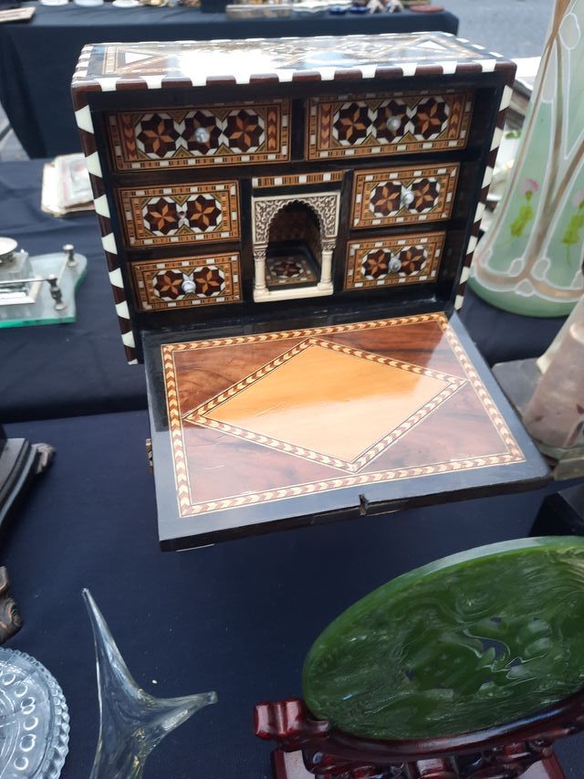 Bargueño in legno in miniatura