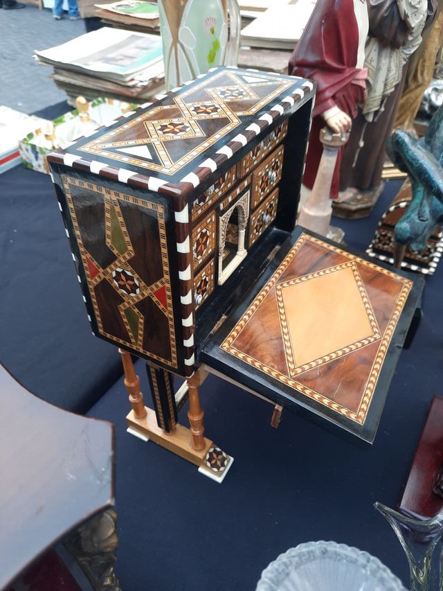 Bargueño in legno in miniatura