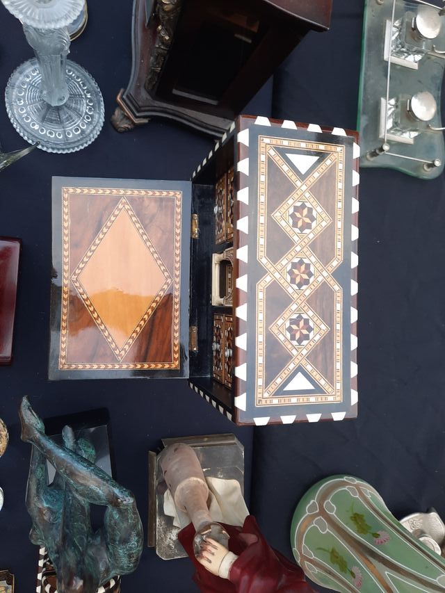 Bargueño in legno in miniatura